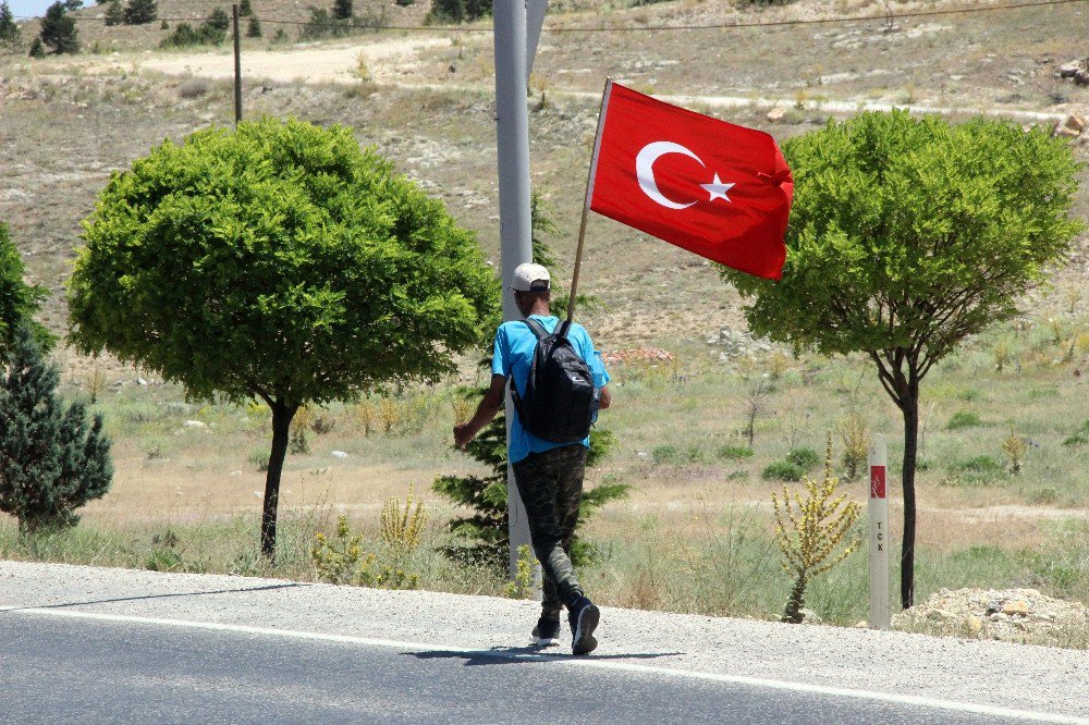 Elinde Türk Bayrağıyla Ankara’ya Yürüyen Yaşlı Adam Konya’ya Geldi