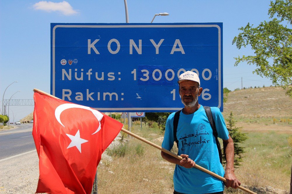 Elinde Türk Bayrağıyla Ankara’ya Yürüyen Yaşlı Adam Konya’ya Geldi