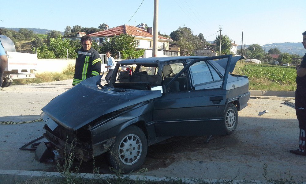 Süt Toplama Kamyoneti Ve Otomobil Çarpıştı: 1 Yaralı