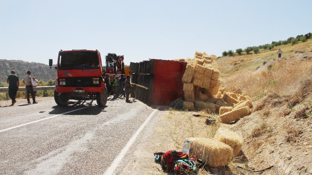 Saman Yüklü Kamyon Devrildi, Yol Trafiğe Kapandı