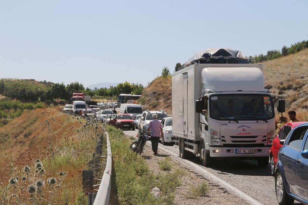 Saman Yüklü Kamyon Devrildi, Yol Trafiğe Kapandı