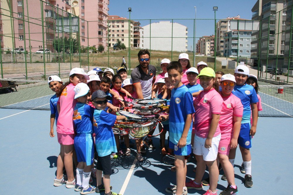 Yaz Spor Okulu Tenis Grubu Öğrencileri Turnuvaya Hazırlanıyor