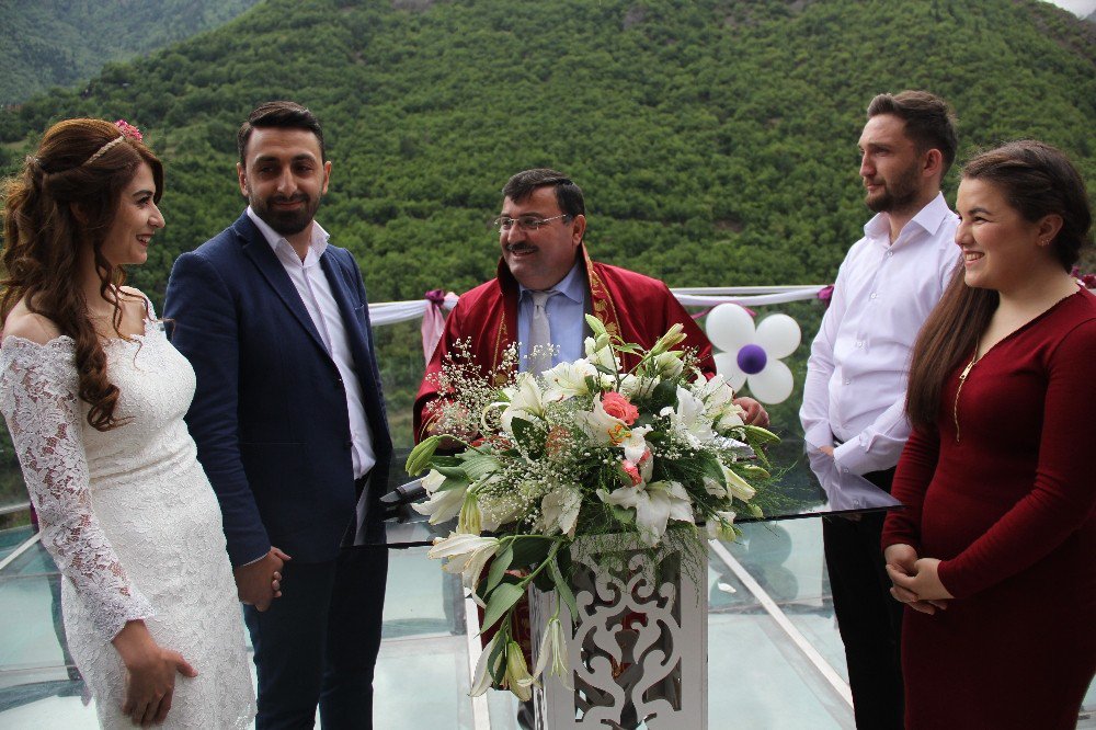 Türkiye’nin En Yüksek Cam Seyir Terasında Nikah Kıydılar