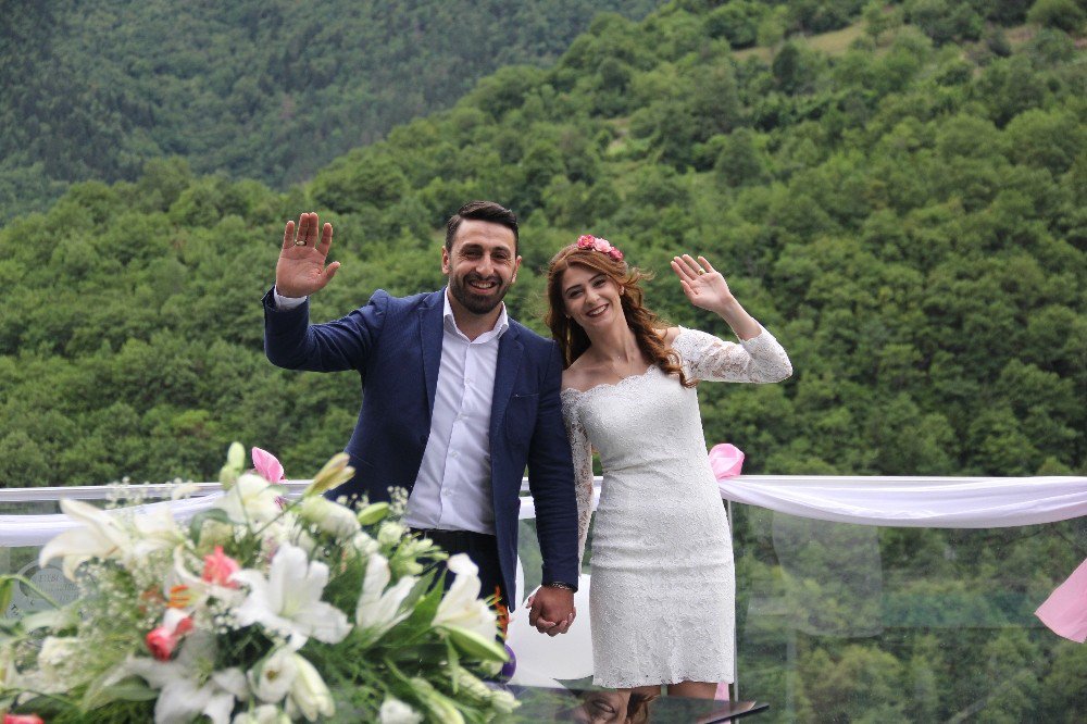 Türkiye’nin En Yüksek Cam Seyir Terasında Nikah Kıydılar