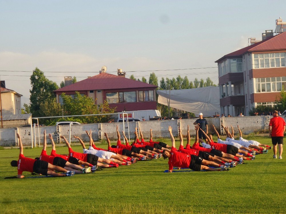 Van Büyükşehir Belediyespor Topbaşı Yaptı