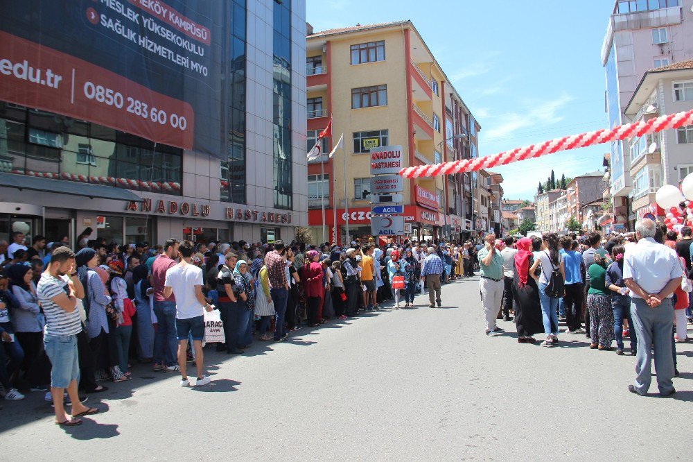 Binlerce Kişi Mağazaya Koşunca Yol Trafiğe Kapandı