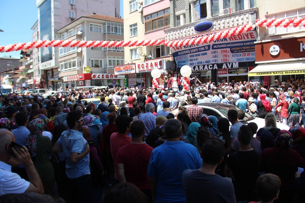 Binlerce Kişi Mağazaya Koşunca Yol Trafiğe Kapandı