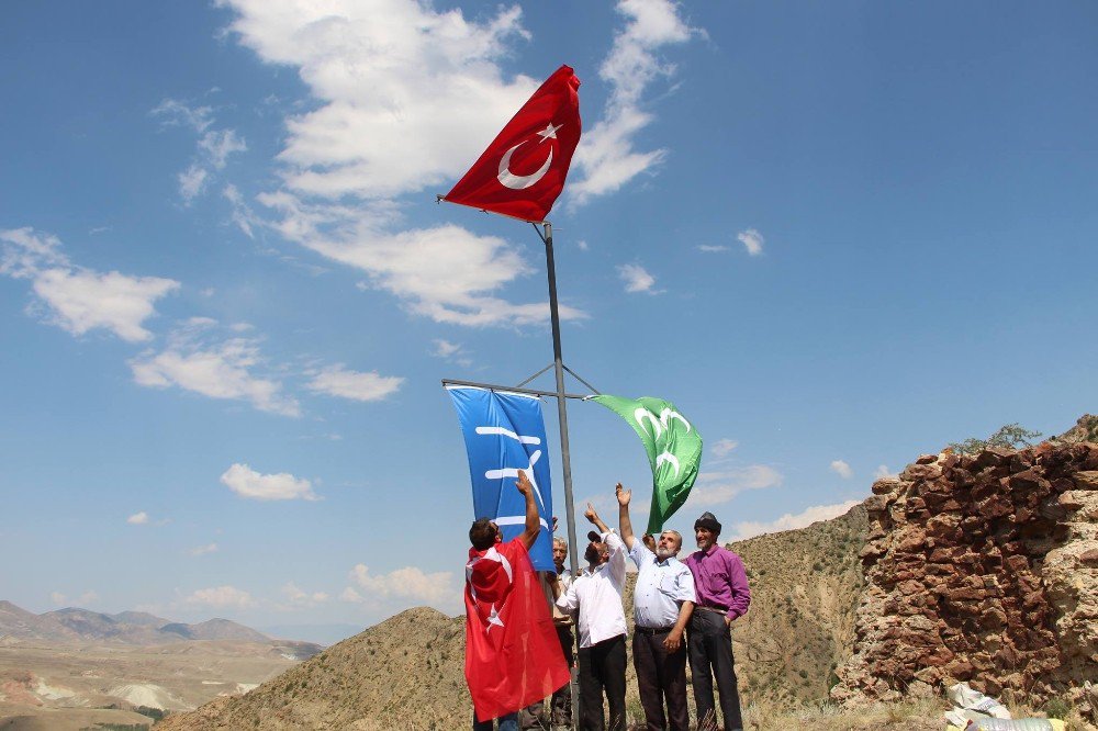 15 Temmuz’u Unutmayan Kaleboğazlılar Kaleye Bayrak Diktiler