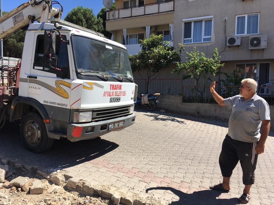 Ayvalık Belediyesi’nden 150 Evlere Asfalt Ve Bordür