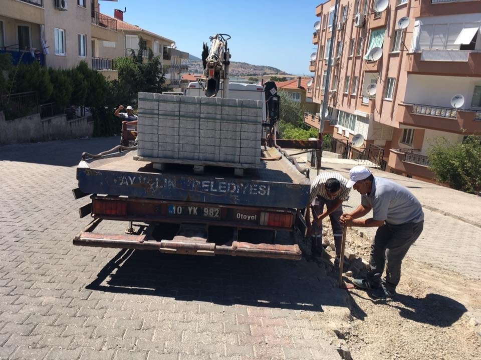 Ayvalık Belediyesi’nden 150 Evlere Asfalt Ve Bordür