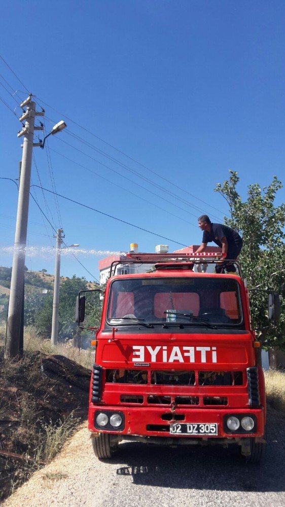 Anız Yangını Evlere Sıçramadan Söndürüldü