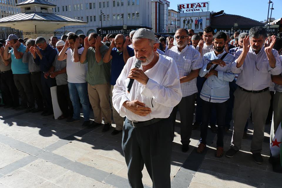 Suriyeli Anne Ve Bebeği İçin Gıyabi Cenaze Namazı Kılındı