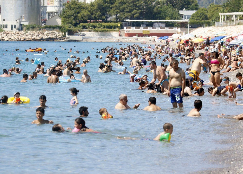 Sıcak Hava Sahile Akın Ettirdi