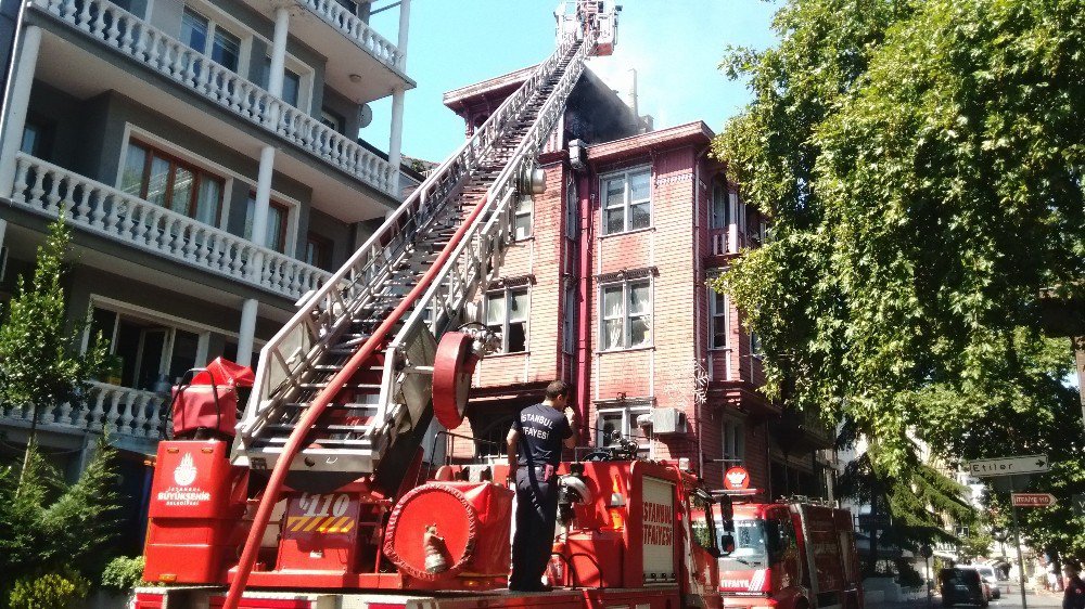 Arnavutköy’de Ahşap Binanın Çatısında Yangın