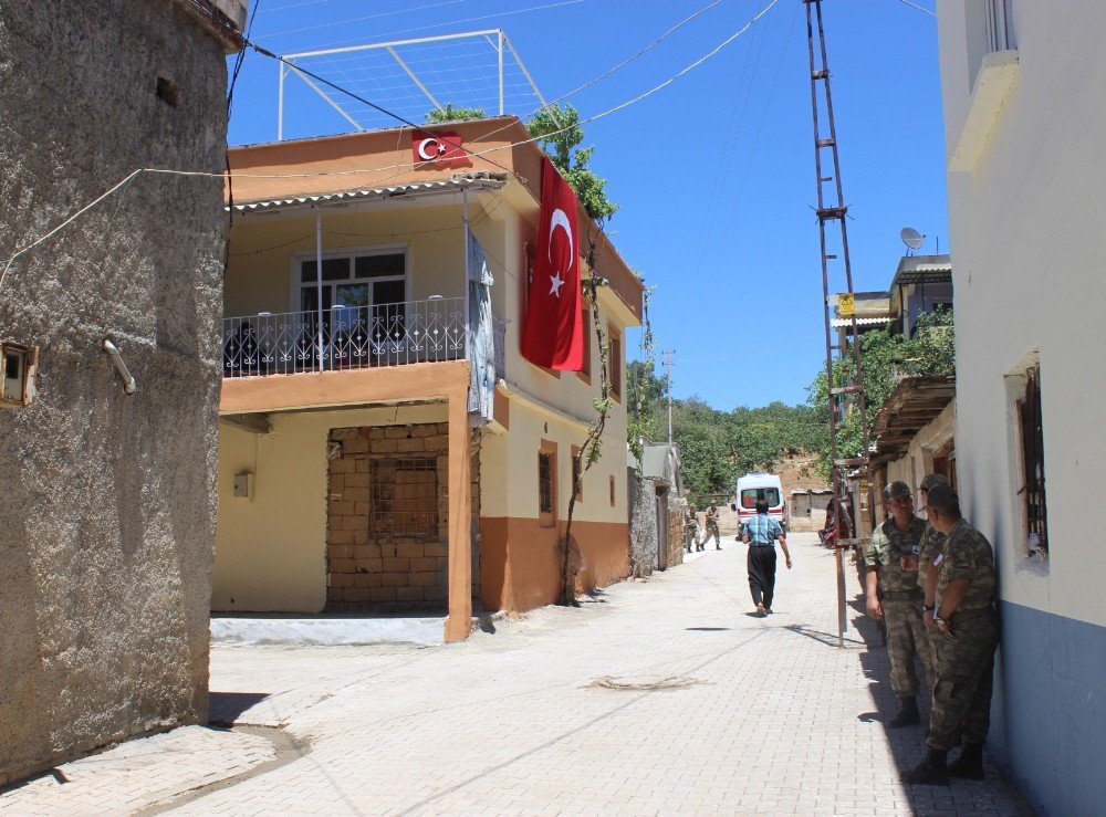 Adıyamanlı Şehidin Evine Ve Sokaklara Türk Bayrakları Asıldı