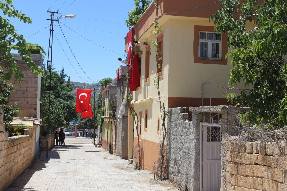 Adıyamanlı Şehidin Evine Ve Sokaklara Türk Bayrakları Asıldı