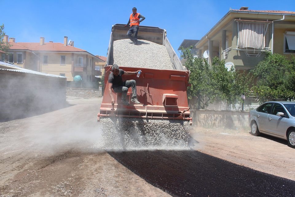 Ayvalık Belediyesi’nden Sarımsaklı-yonca 1 Mevkine Yol Hamlesi