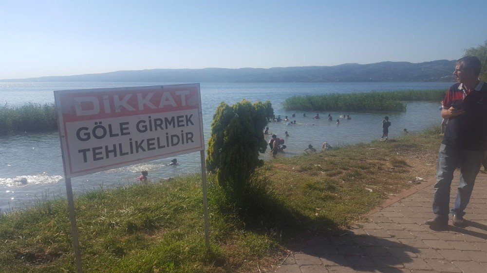 Sapanca Gölü’nde Tehlikeye Aldırış Etmeden Yüzüyorlar