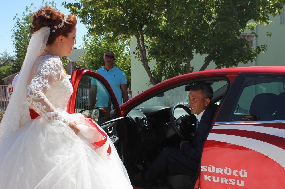 Düğün Konvoyu İle Ehliyet Sınavına Gitti