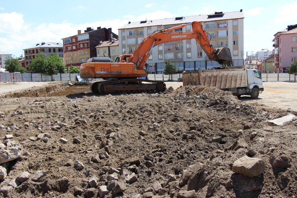 Eski Garaj Ticaret Ve Konut Projesinde Hafriyat Çalışması Başladı