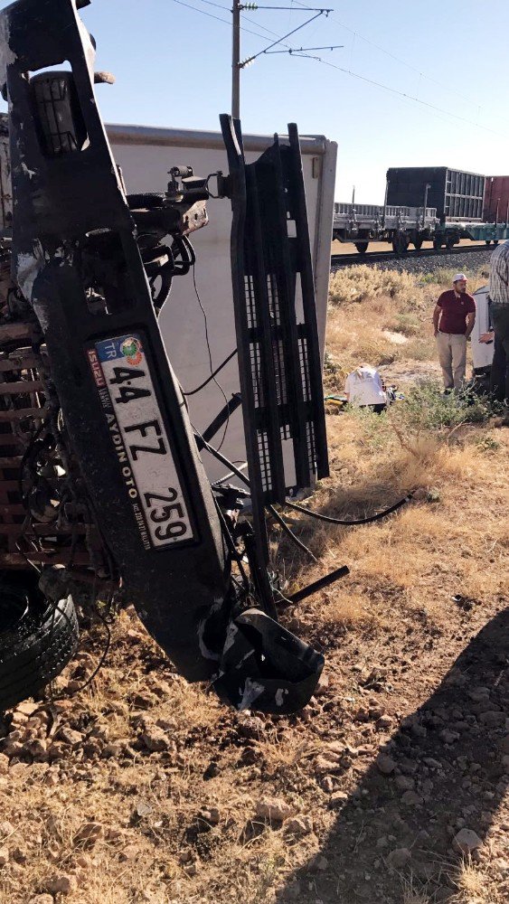 Malatya’da Yük Treni İle Kamyonet Çarpıştı: 1 Ölü, 1 Yaralı