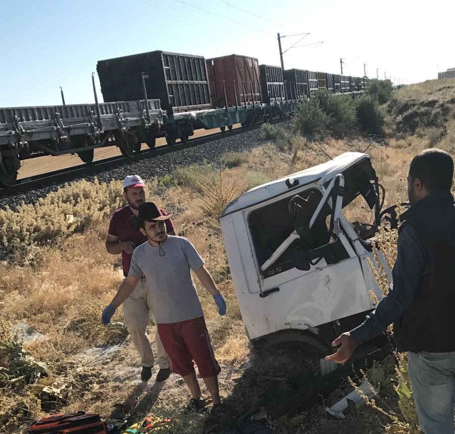 Malatya’da Yük Treni İle Kamyonet Çarpıştı: 1 Ölü, 1 Yaralı