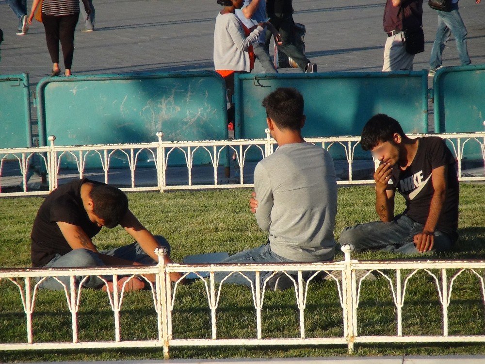 Taksim’de Güpegündüz Bonzai İçen Gençler Kendinden Geçti