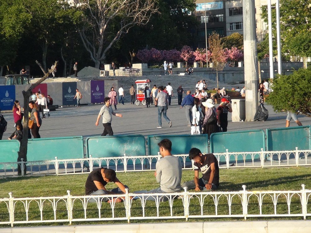 Taksim’de Güpegündüz Bonzai İçen Gençler Kendinden Geçti