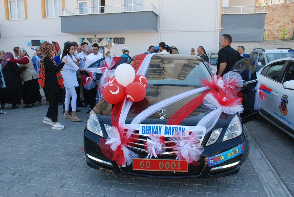 Şehit Çocuğuna Kırmızı Plakalı Sünnet Aracı