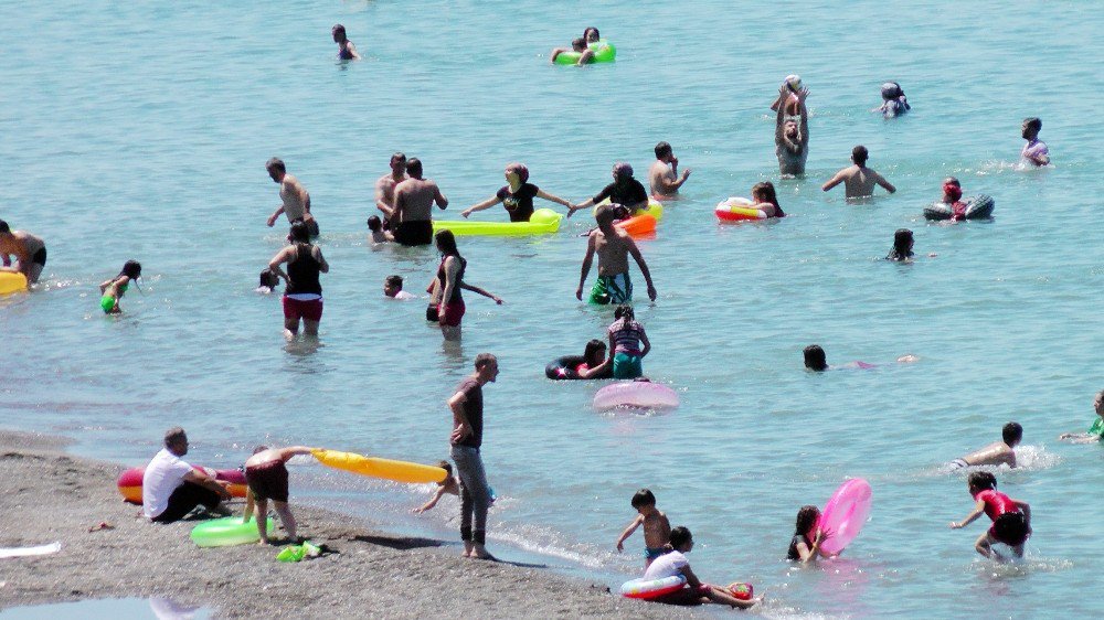 Karadeniz’de Plajlar Doldu Taştı