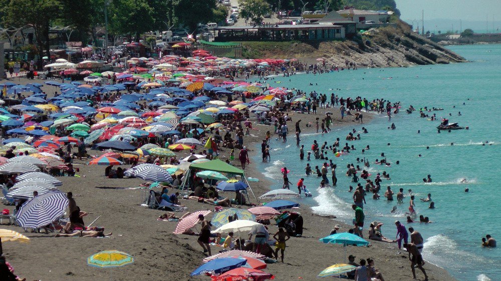 Karadeniz’de Plajlar Doldu Taştı