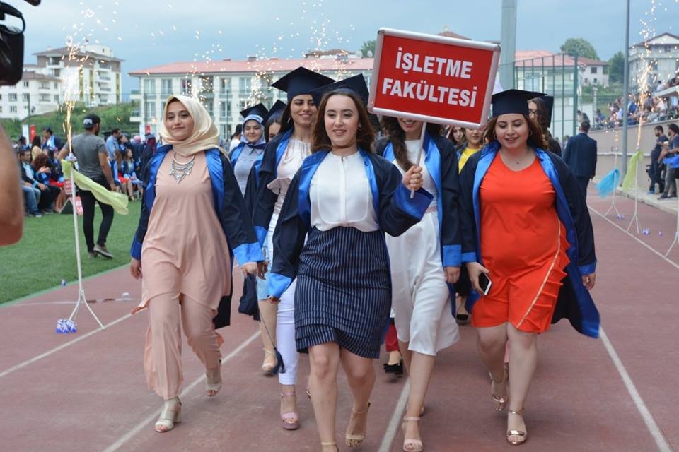 Akyazılı Genç Kız Düzce Üniversitesi Birincisi Oldu