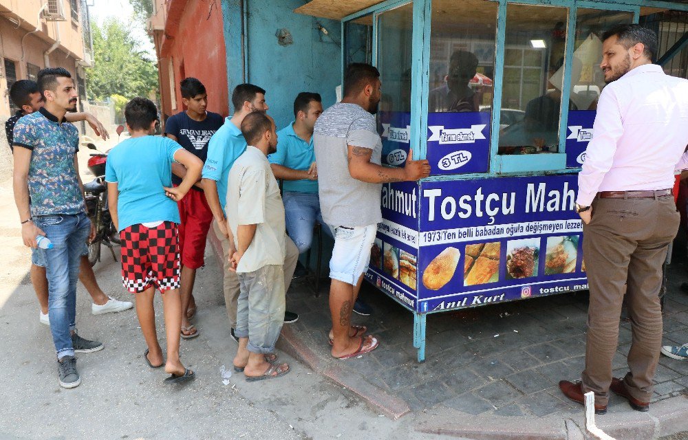 "Ütü Tost" Yemek İçin Kuyruğa Giriyorlar