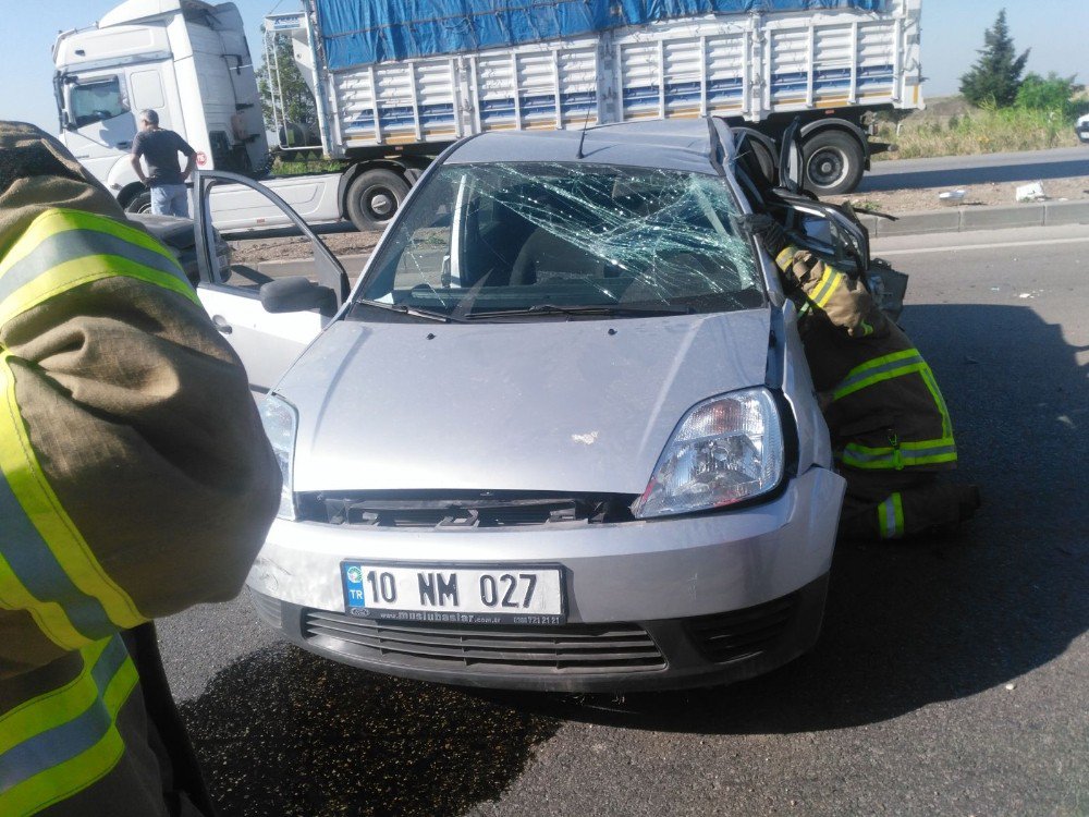 Geçen Ay Evlenen Eczacı Teknisyeni Kadın Sürücü, Elektrik Direğine Çarparak Öldü