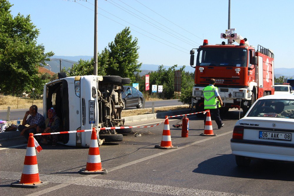 Trafik Kazasına Havalimanı İtfaiyesi Müdahale Etti