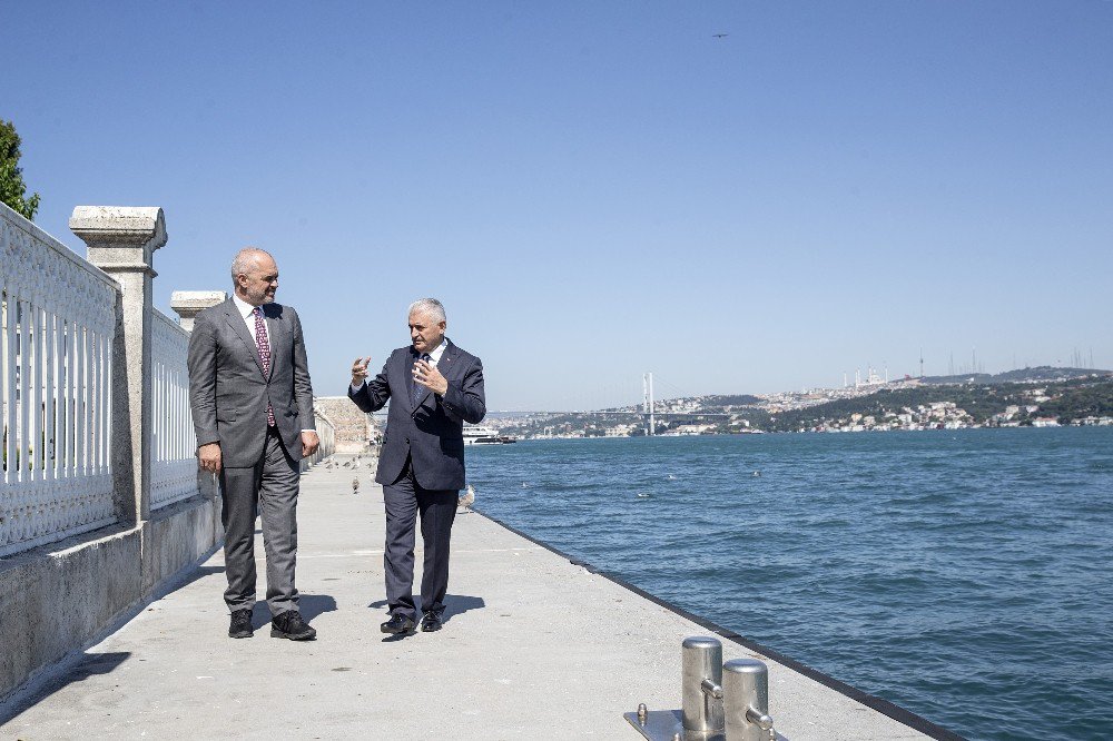 (Düzeltme) Başbakan Yıldırım Ve Arnavutluk Başbakanı Edi Rama, Dolmabahçe Ofisinin Bahçesinde Gezinti Yaptı