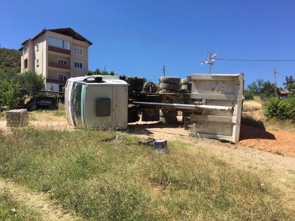 Bilecik’te Çakıl Yüklü Kamyon Devrildi