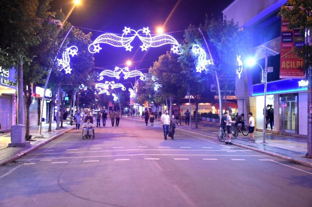 İstanbul Caddesi Işıl Işıl