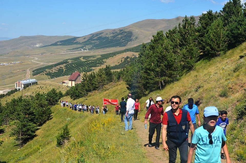 Palandöken’de Doğa Yürüyüşü Düzenlendi