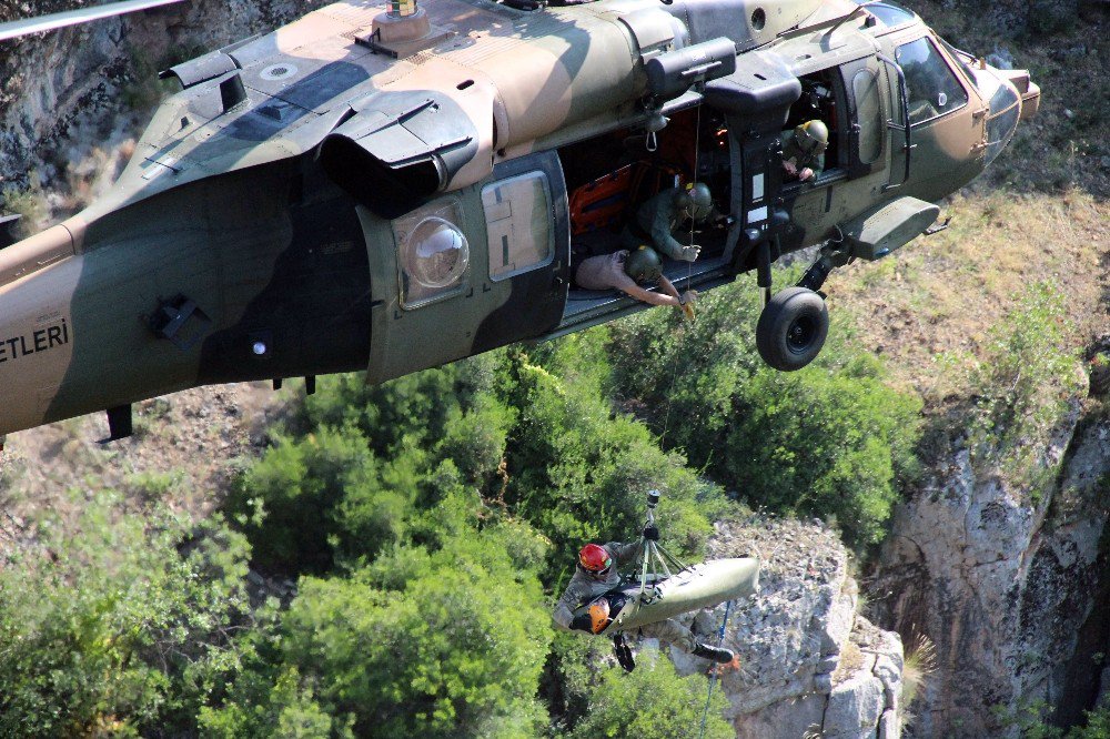 Kanyonda Mahsur Kalan Dağcılar Askeri Helikopterle Kurtarıldı