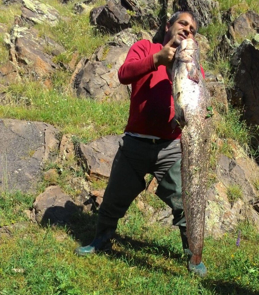 Kars Çayı’da Boyu Kadar Balık Tuttu