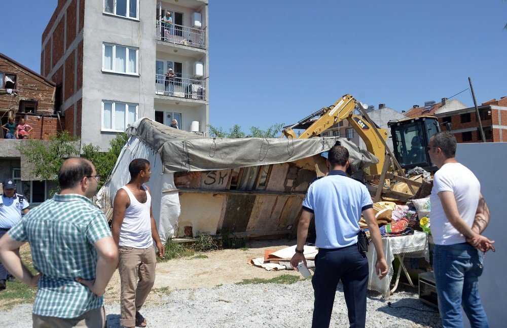 Kaçak Ahır Ve Barakalar Yıkıldı, Kuluçkaya Yatan Tavukları Zabıtalar Böyle Taşıdı