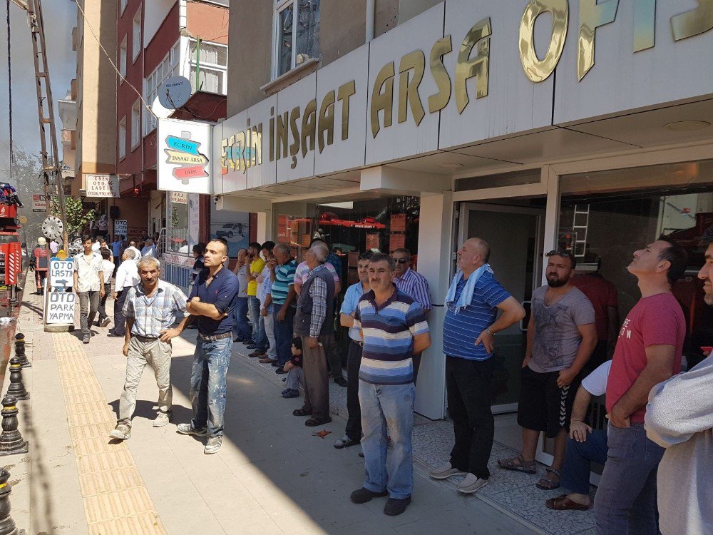 Pendik’te İki Katlı Nalbur Dükkanı Alev Alev Yandı