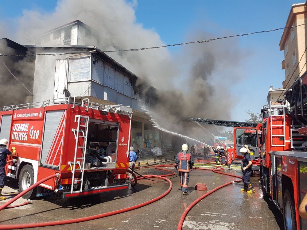 Pendik’te İki Katlı Nalbur Dükkanı Alev Alev Yandı