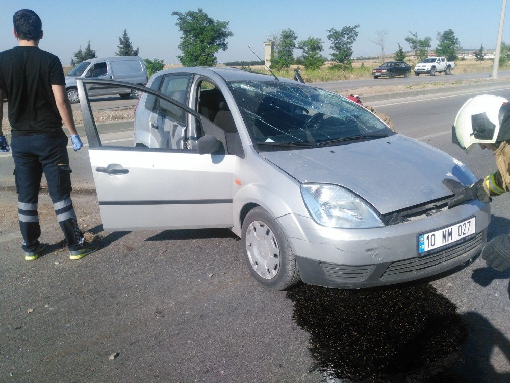 Geçen Ay Evlenen Eczacı Teknisyeni Kadın Sürücü, Elektrik Direğine Çarparak Öldü