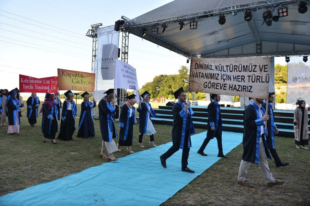 İlahiyat Fakültesi’nde Mezuniyet Coşkusu