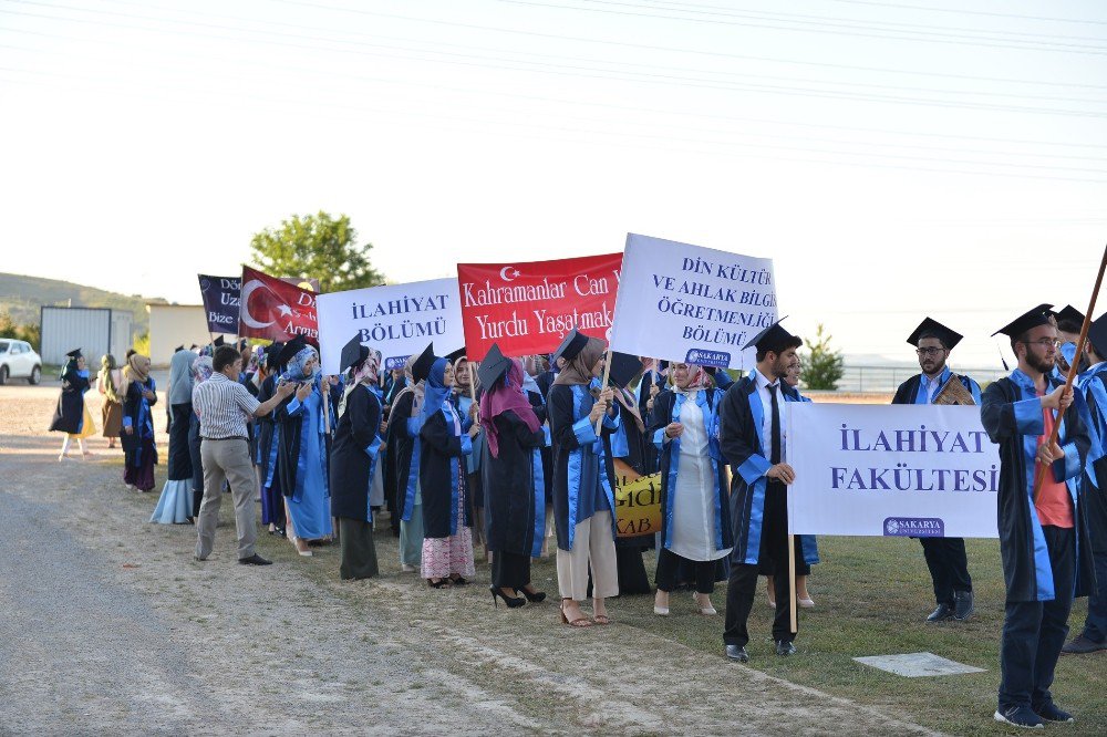 İlahiyat Fakültesi’nde Mezuniyet Coşkusu