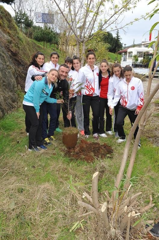 Şampiyon Sporcular Diktikleri Fidanları Gözleri Gibi Bakıyor