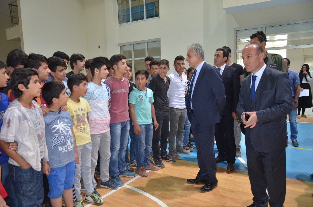 Yüksekova’da Öğrencilere Spor Malzemesi Desteği