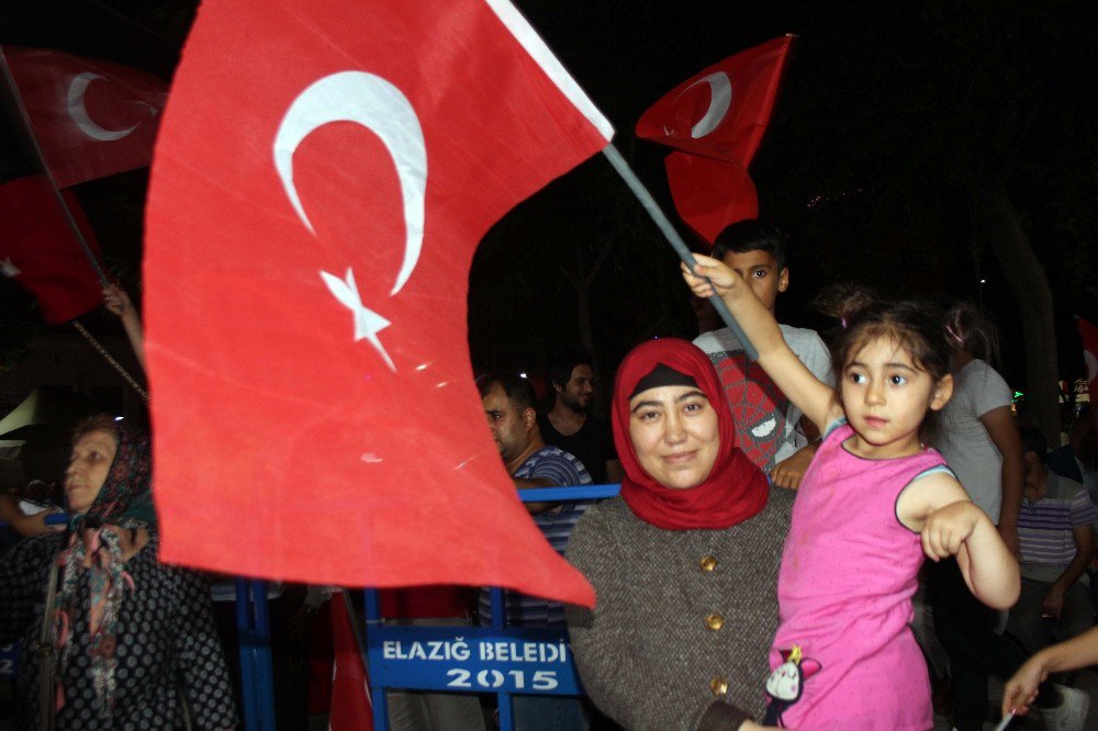 Elazığ’da Demokrasi Nöbeti Tutulmaya Başlandı